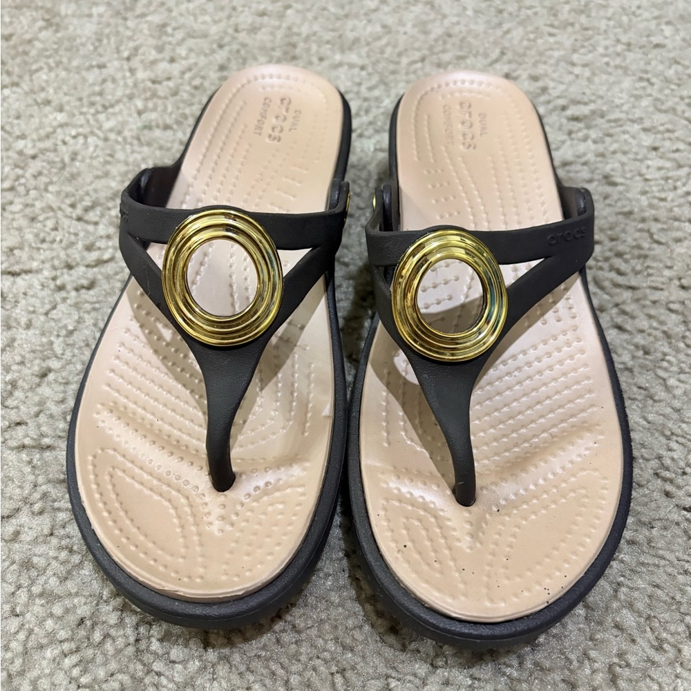 Crocs Brown Sanrah Circle Flip Wedge Sandals With Gold Embellishment Size 6